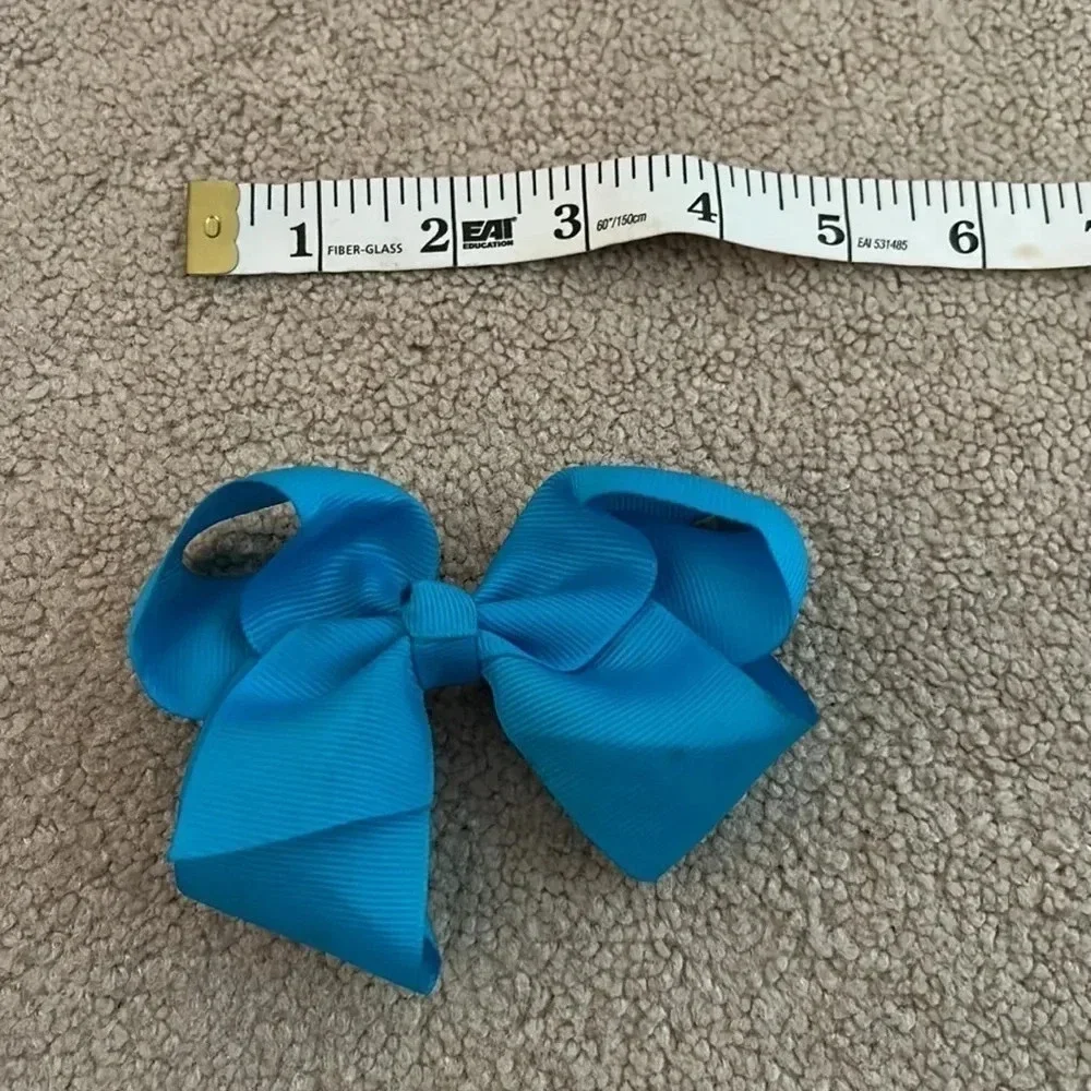 Blue ribbon clip on